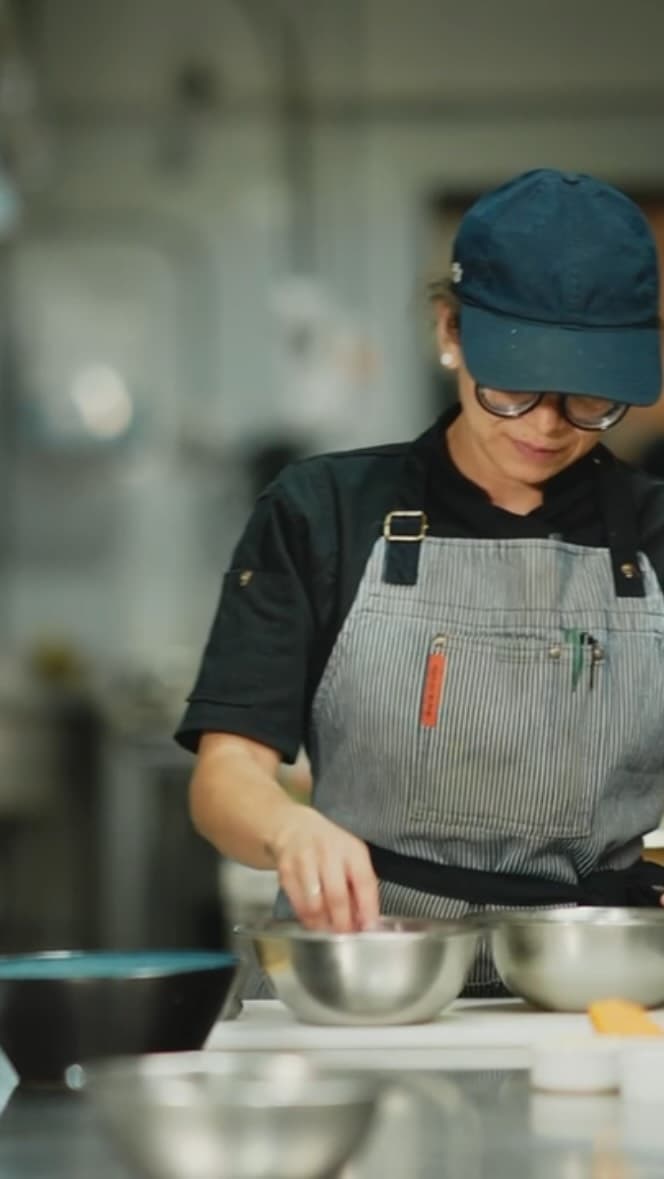 Chef cocinando en restaurante fast casual