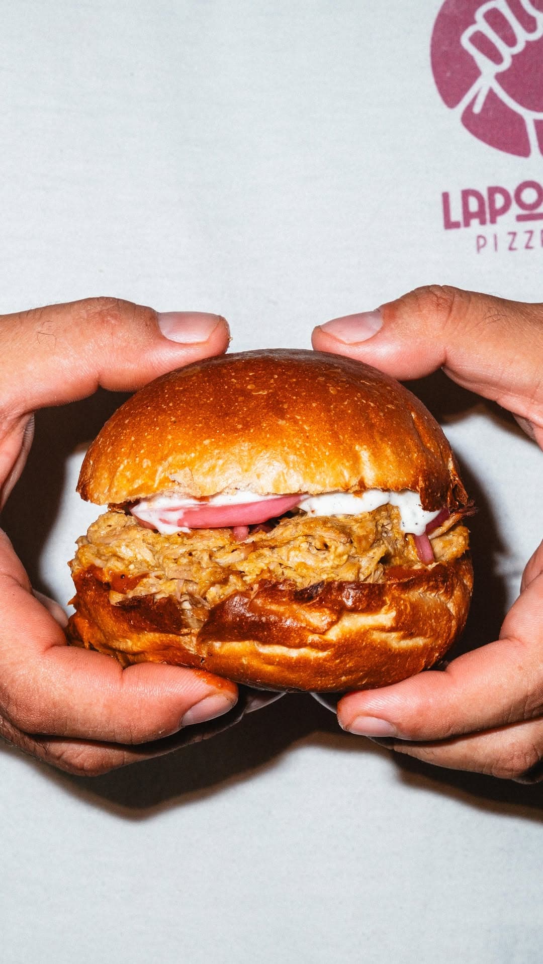 Restaurante fast casual con hamburguesa artesanal