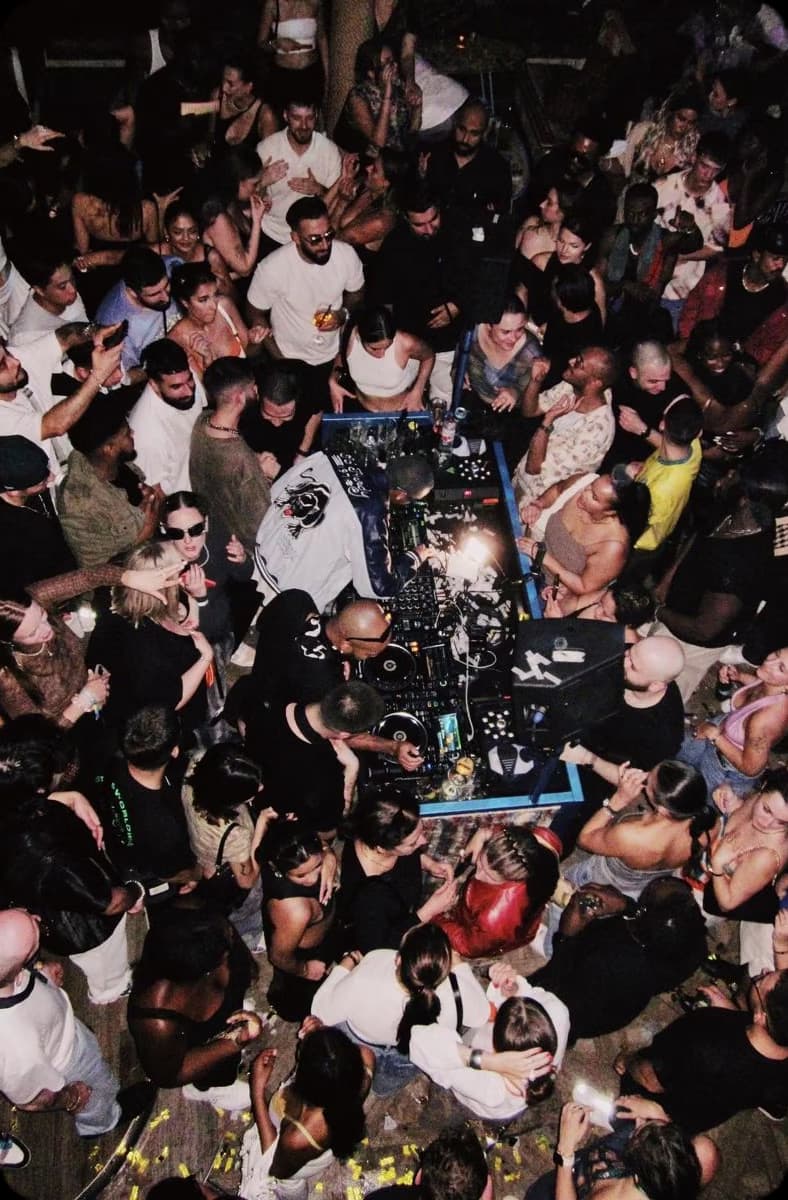 Bar con ambiente nocturno y cócteles