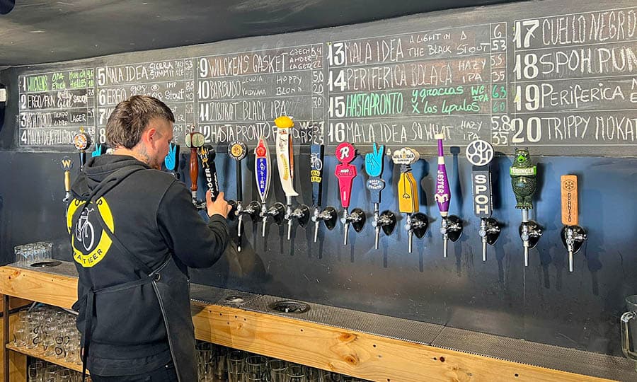 Ambiente de bar con iluminación nocturna