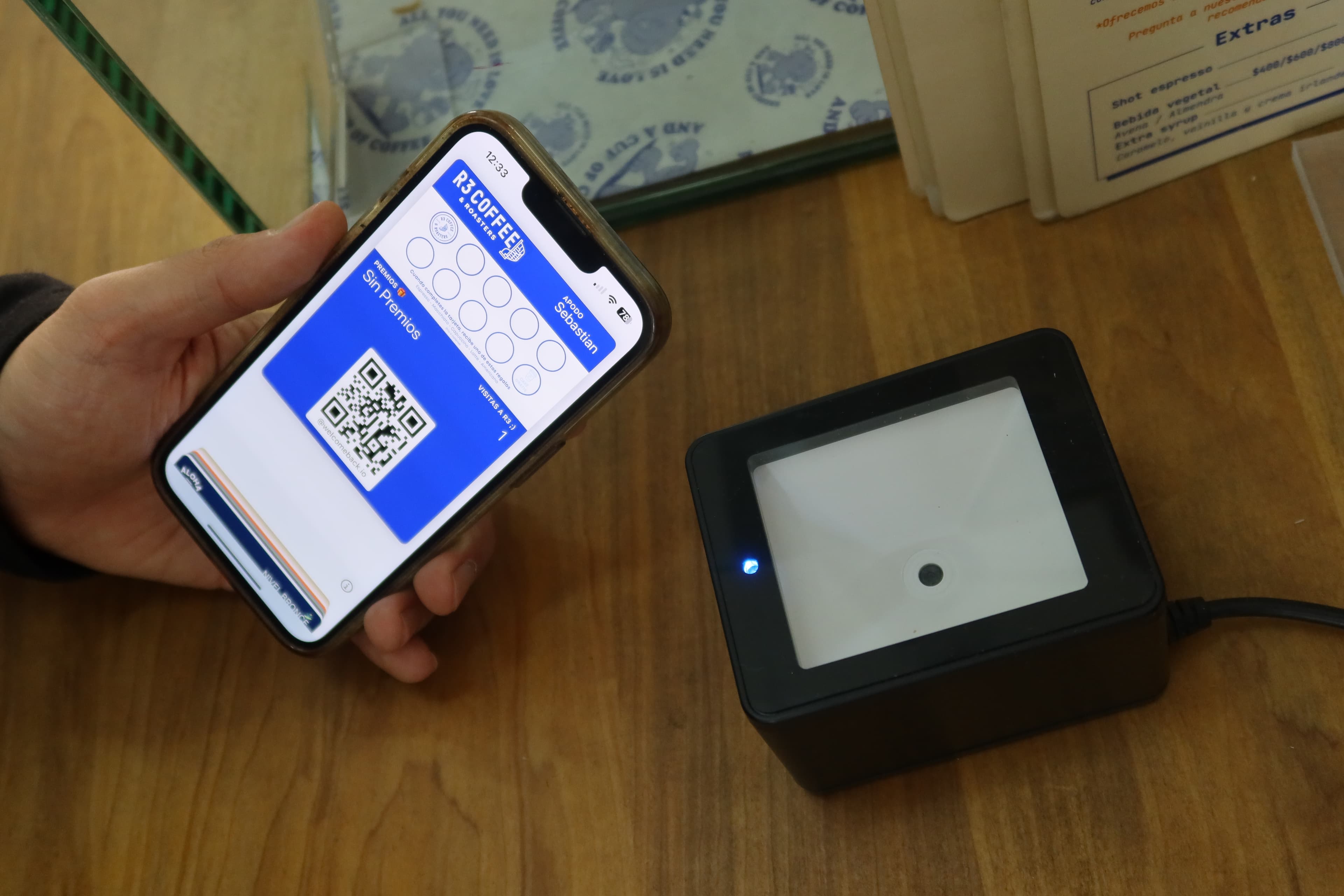 Cafetería escaneando tarjeta de fidelización