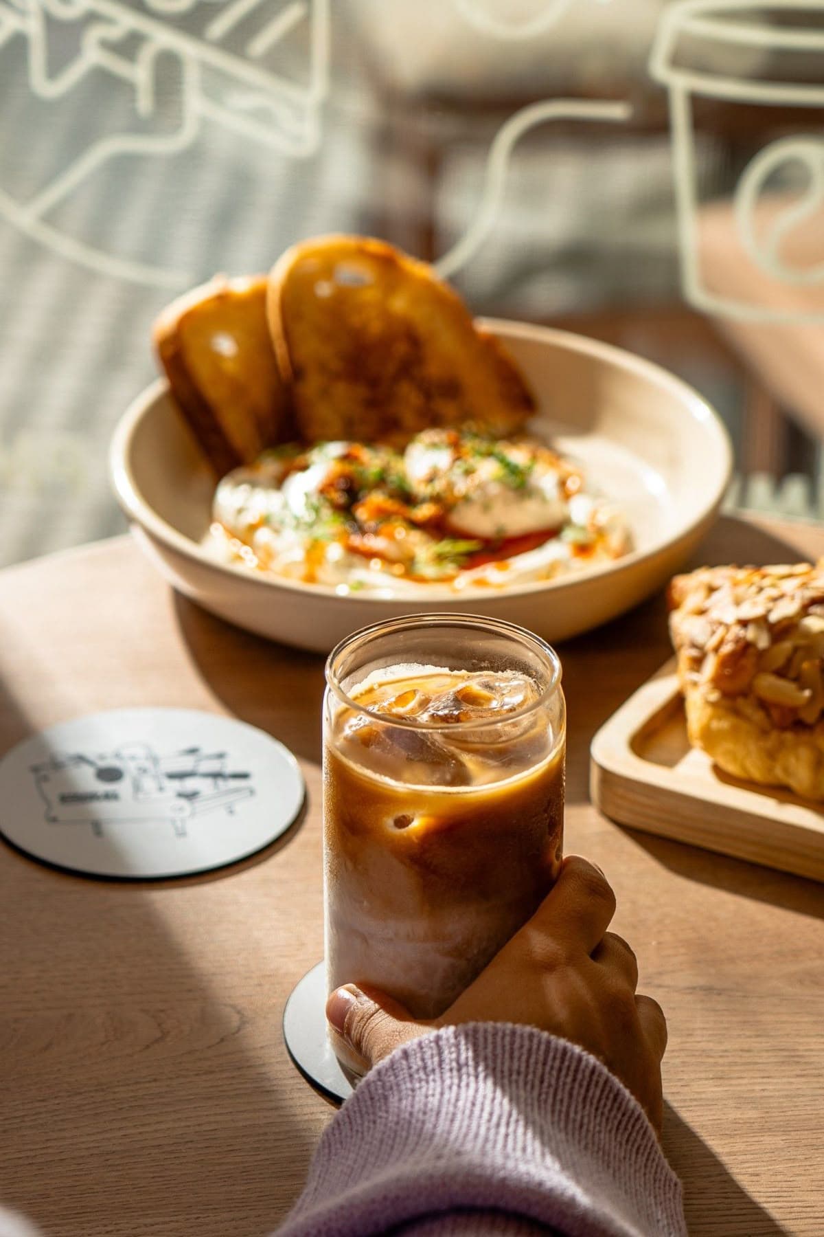 Cafetería con café helado y pastelería